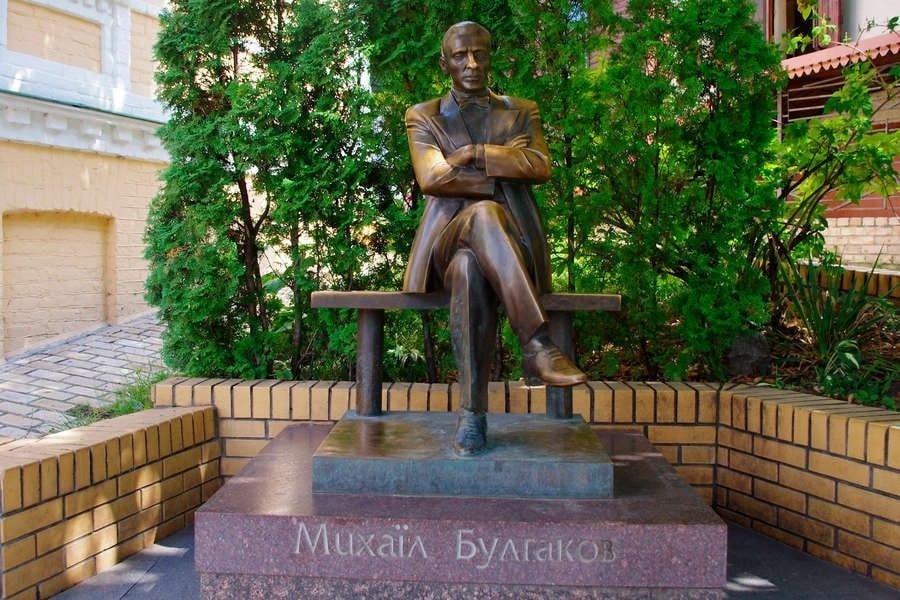 Памятник Михаилу Булгакову в Киеве