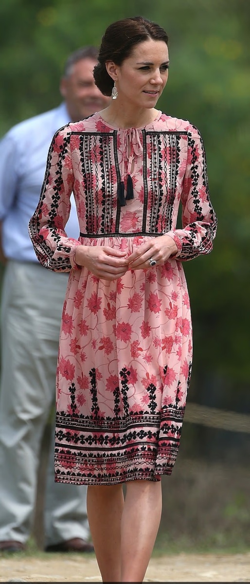 Неспособность тогдашней герцогини Кембриджской уделить должное внимание индийским дизайнерам во время своего королевского тура по стране в 2016 году вызвала разочарование у некоторых. На фотографии она в национальном парке Казиранга в платье от Topshop.