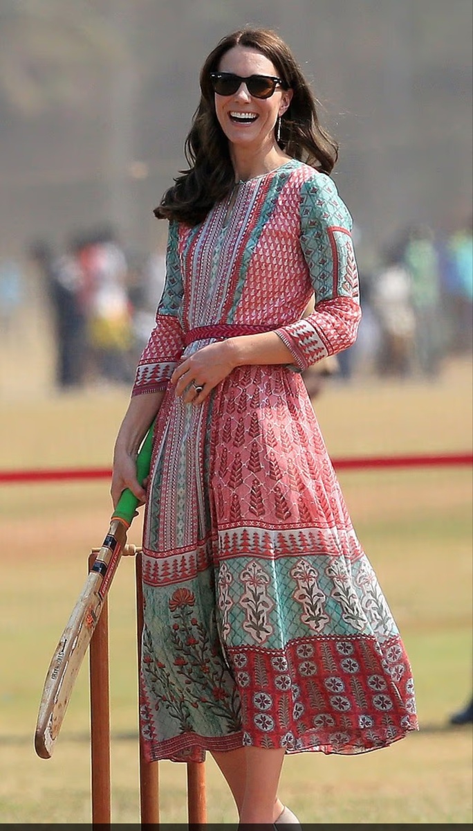 Несмотря на то, что Кейт в основном носила одежду британских дизайнеров, во время поездки она также надела платье от Аниты Донгре. На фотографии она в этом платье в Мумбаи.