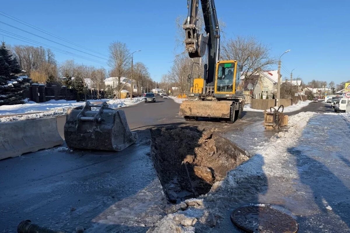    Излив воды произошел на Красноармейской набережной в Пскове
