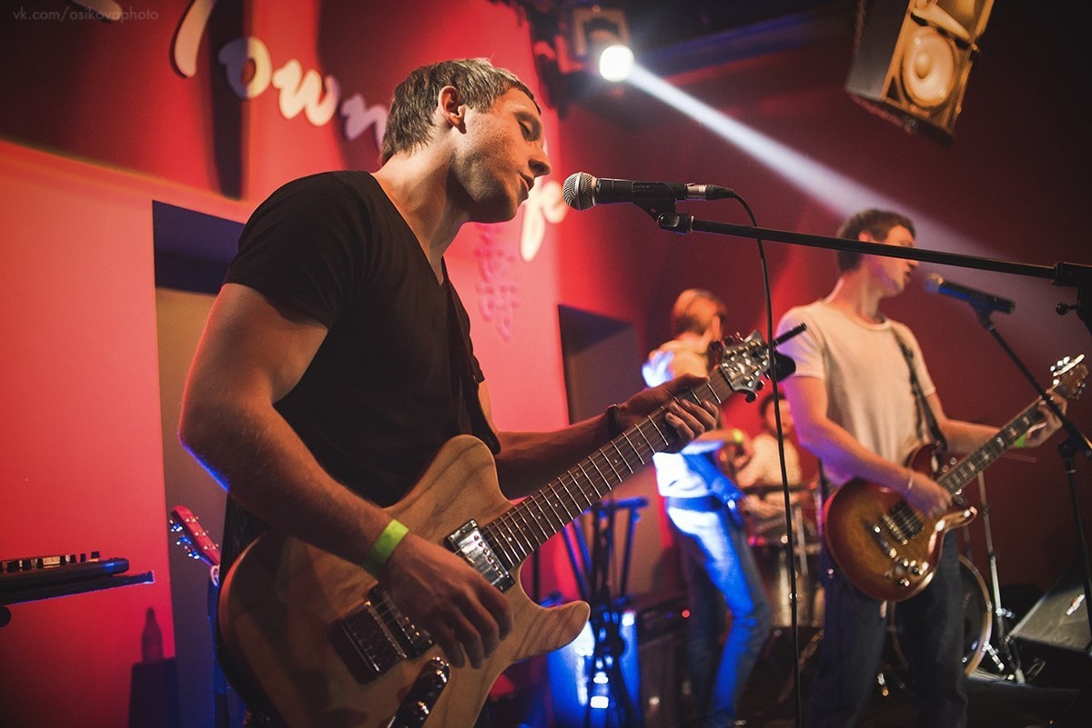 "Моей мотивацией был одноклассник, играющий Nirvana на акустической гитаре. С тех пор прошло 24 года и я получил от гитары почти всё, что хотел." Тёма из проекта Король Вечеринок (на переднем плане)