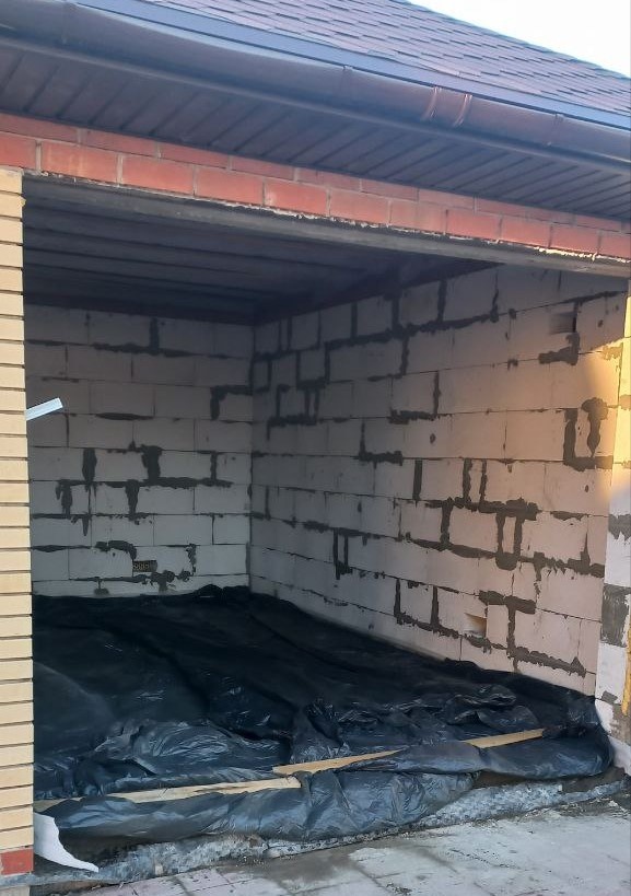 Созревание полусухой стяжки пола в гараже