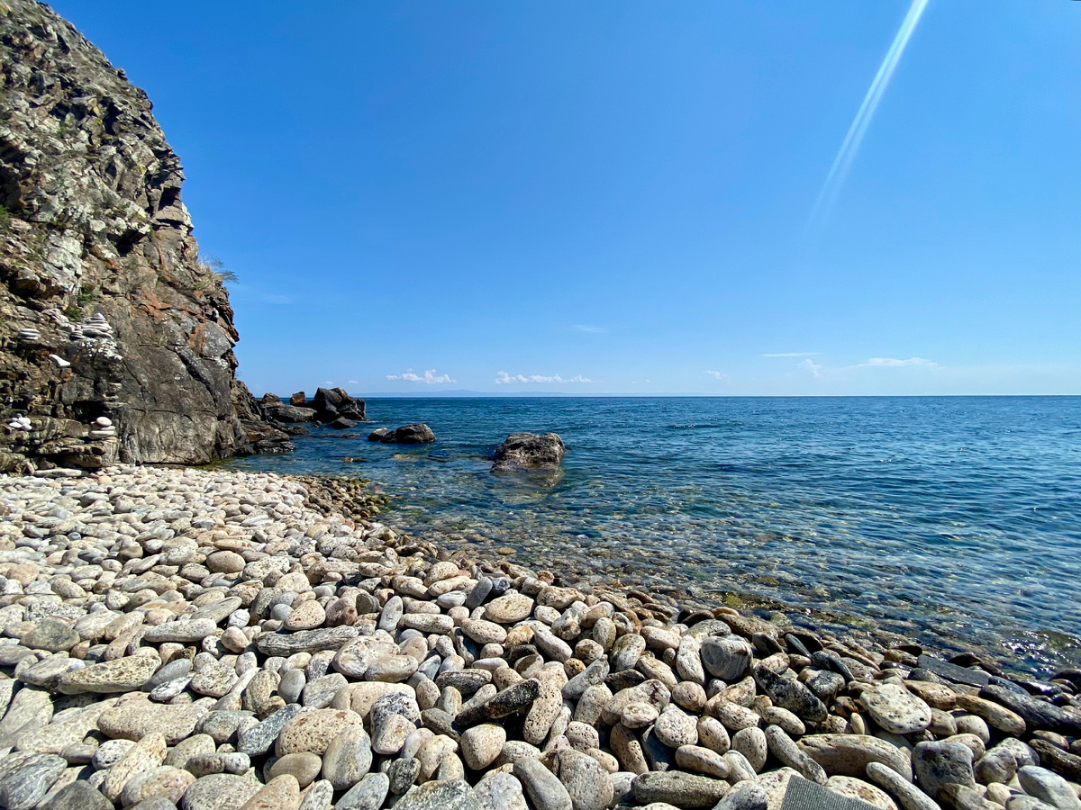 Забавно, что у жены в коллекции фото с Байкала была именно такая, с конденсационным следом.