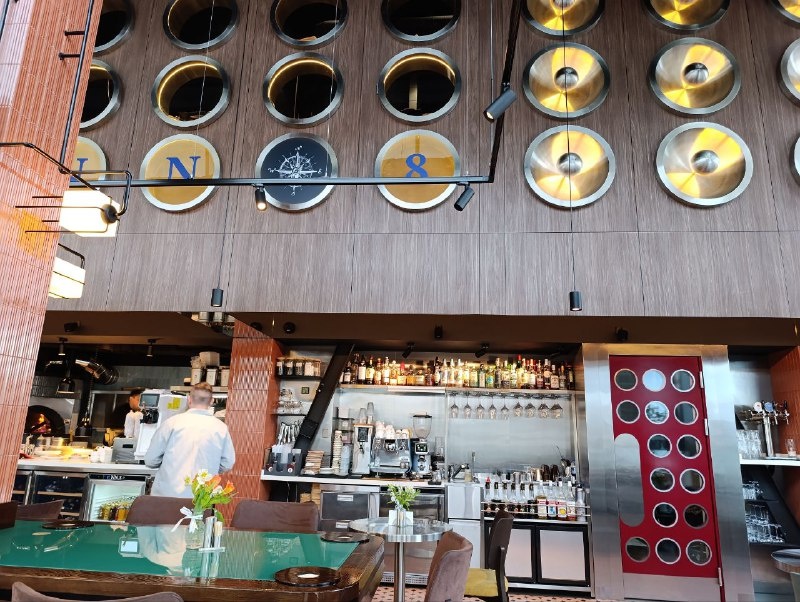 Очень высокие потолки.