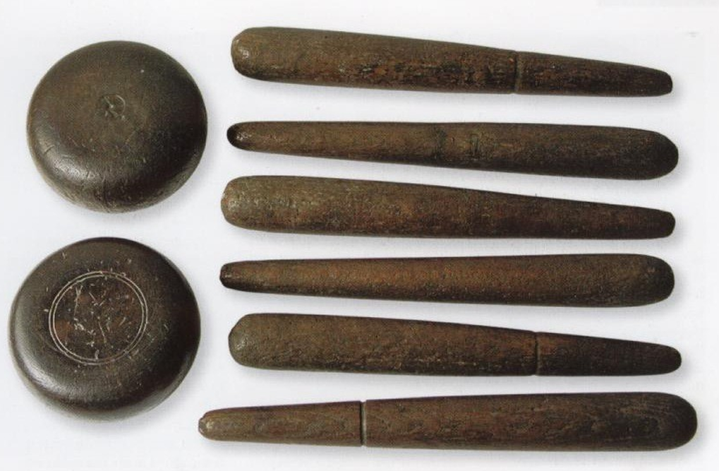 Единственный известный сохранившийся комплект для “логгат”. Находится в музее Strangers' Hall, Норидж.