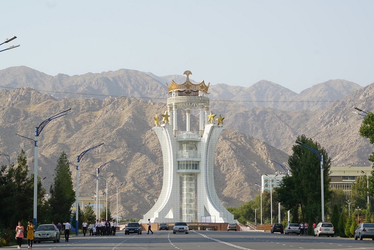 Стела в административном центре Согдийской области — Худжанде
Фото: eurasia.travel