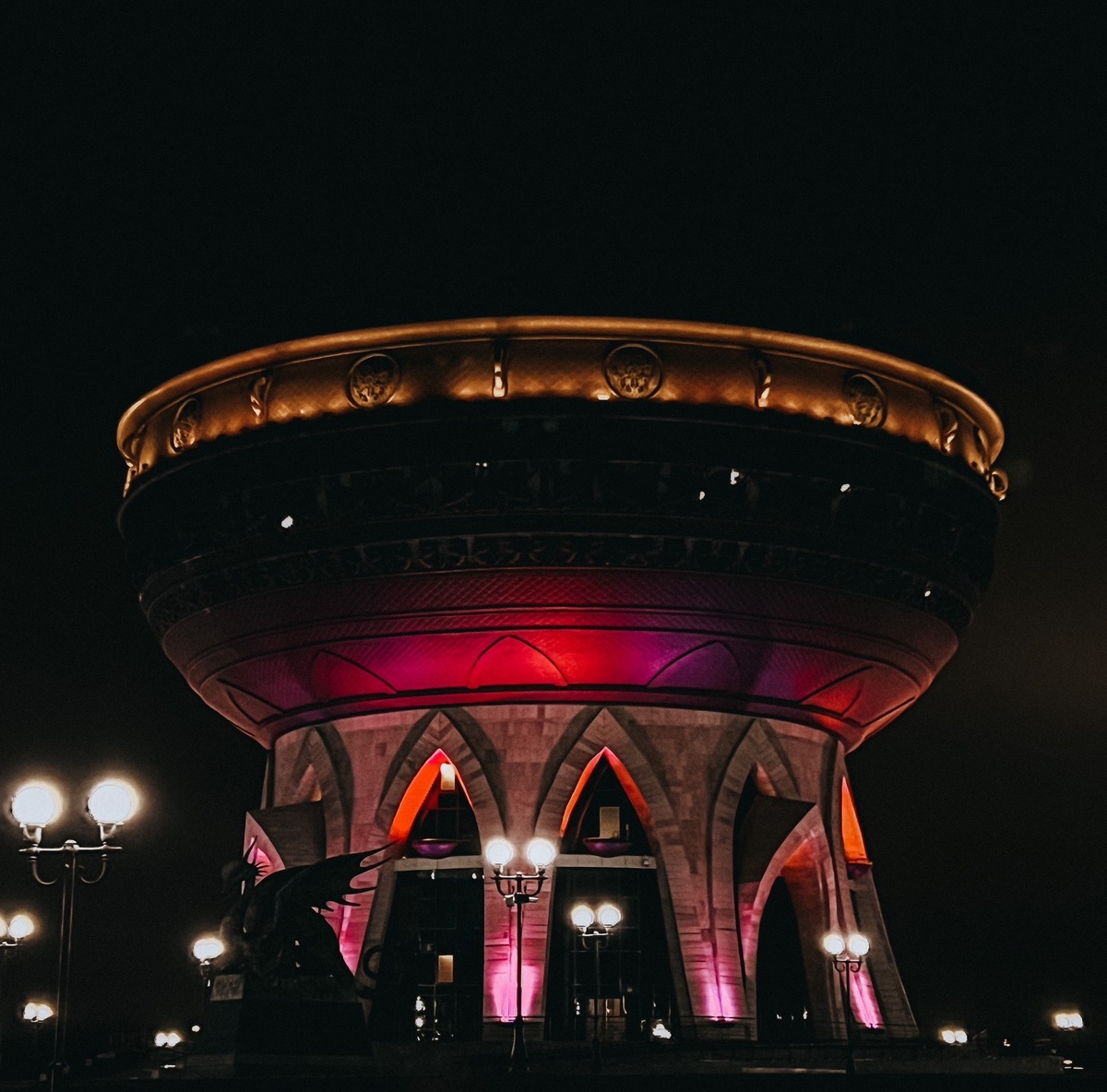 Именно здесь, на крыше Чаши расположена смотровая площадка, попасть куда могут даже туристы. Пусть это далеко не самая высокая точка города, но высота сооружения составляет 32 метра и отсюда открывается поистине великолепный вид на город, в том числе на реку Казанку и белокаменный кремль. 