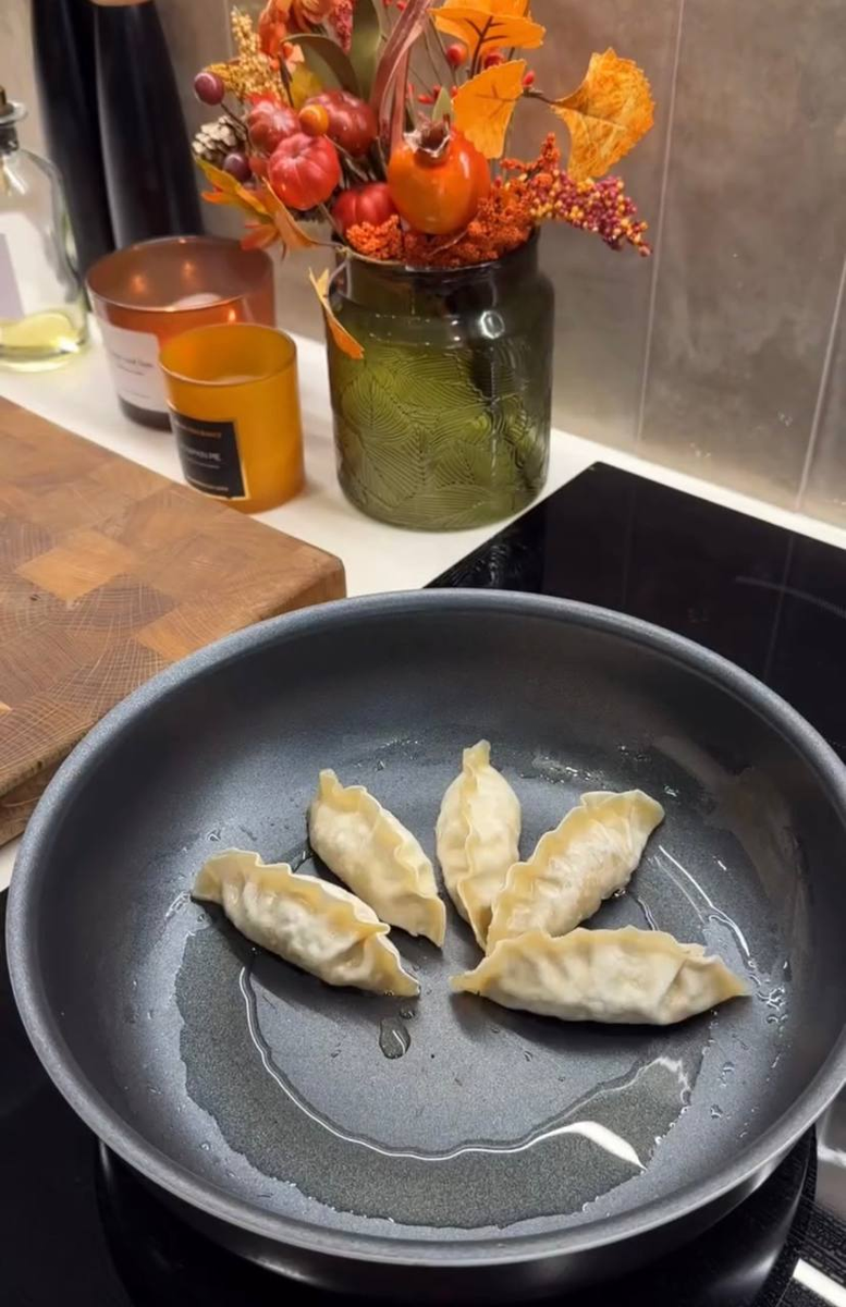 Достаточно обжарить до золотистой корочки