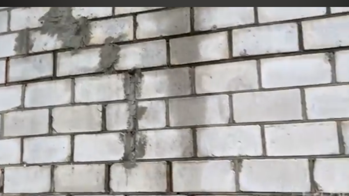 Стена у дома, замазали что бы не дуло.