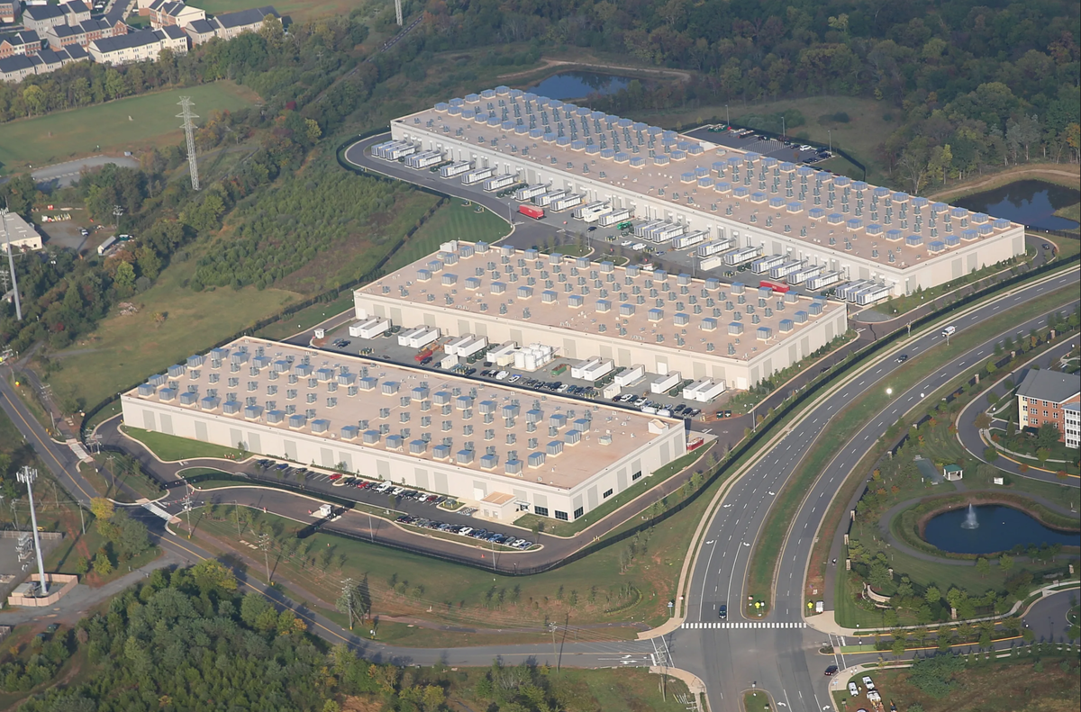 Дата-центры - громадные ангары с серверами размером с поселок. 