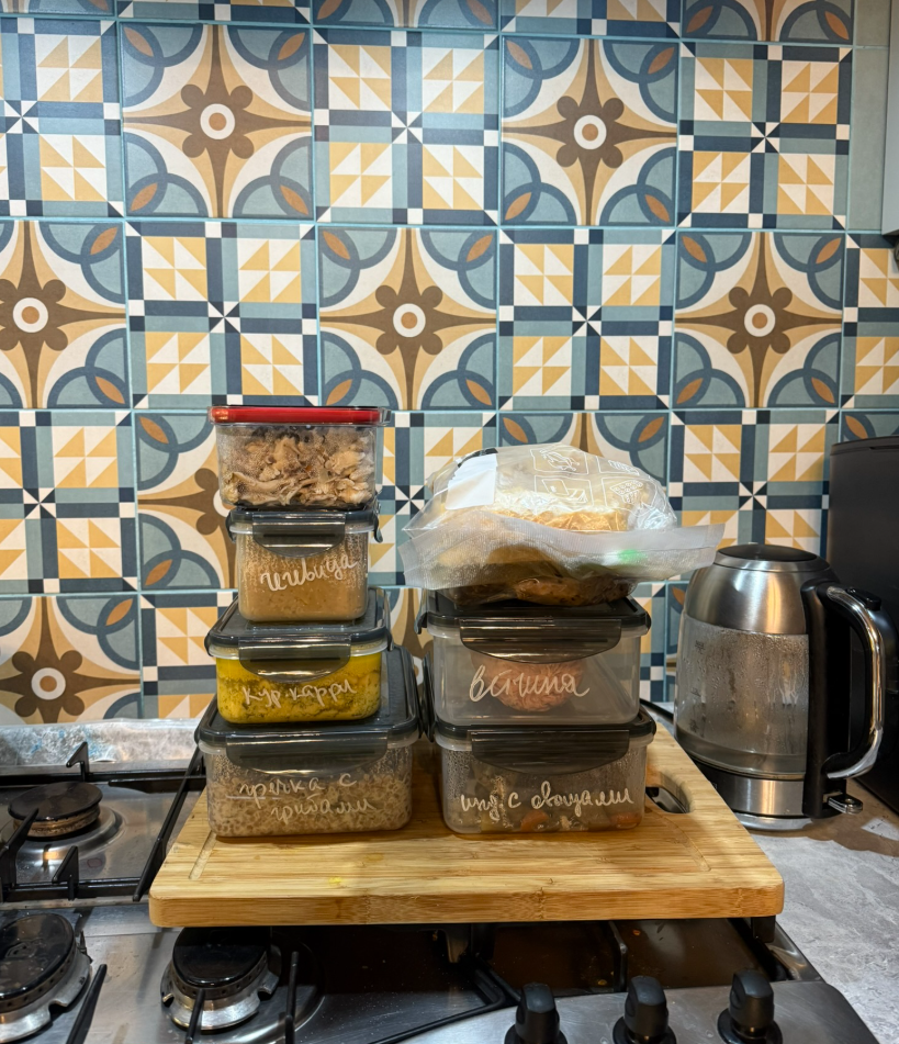 Три завтрака, три ужина, мясо в суп и, если честно, не помню, что там в пакетиках ушло в заморзку 