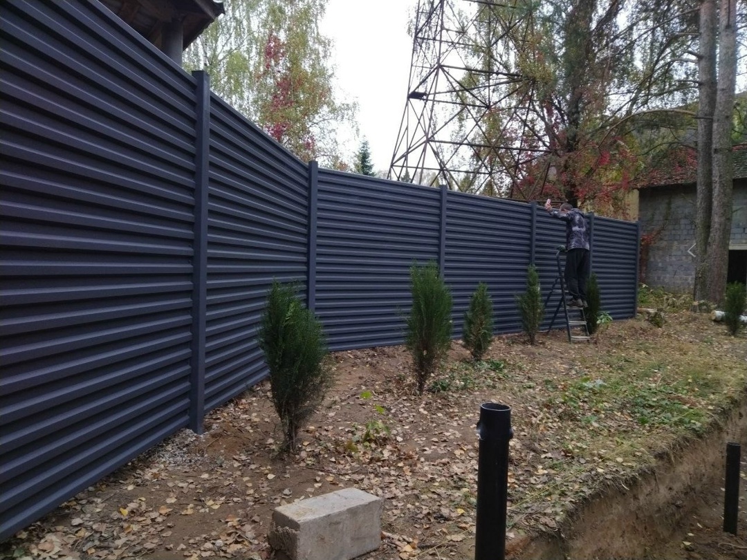 Установка горизонтального профнастила в скандинавском стиле от компании Заборофф