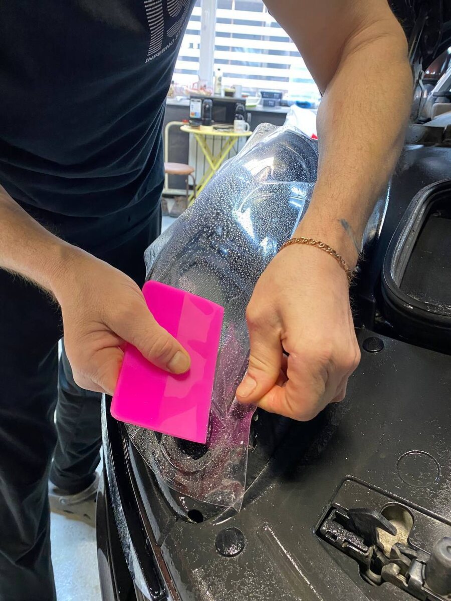 Процесс нанесения прозрачной пленки на фару 