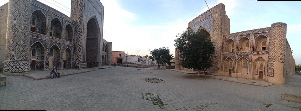 Кош-медресе, архитектурный ансамбль в западной части исторического центра Бухары, состоящий из двух медресе (Мадари-хан и Абдулла-хан), обращённых фасадами друг к другу. Источник фото: ru.wikipedia.org.