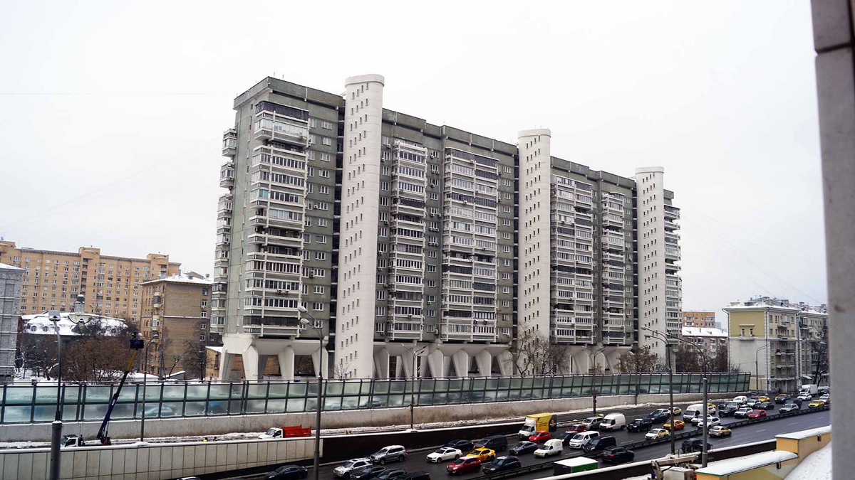 "Дом-сороконожка", "дом-осьминог", "дом авиаторов" и "дом на ножках" — все это народные названия многоквартирной высотки на улице Беговая в Москве. Листайте галерею, чтобы увидеть еще фото