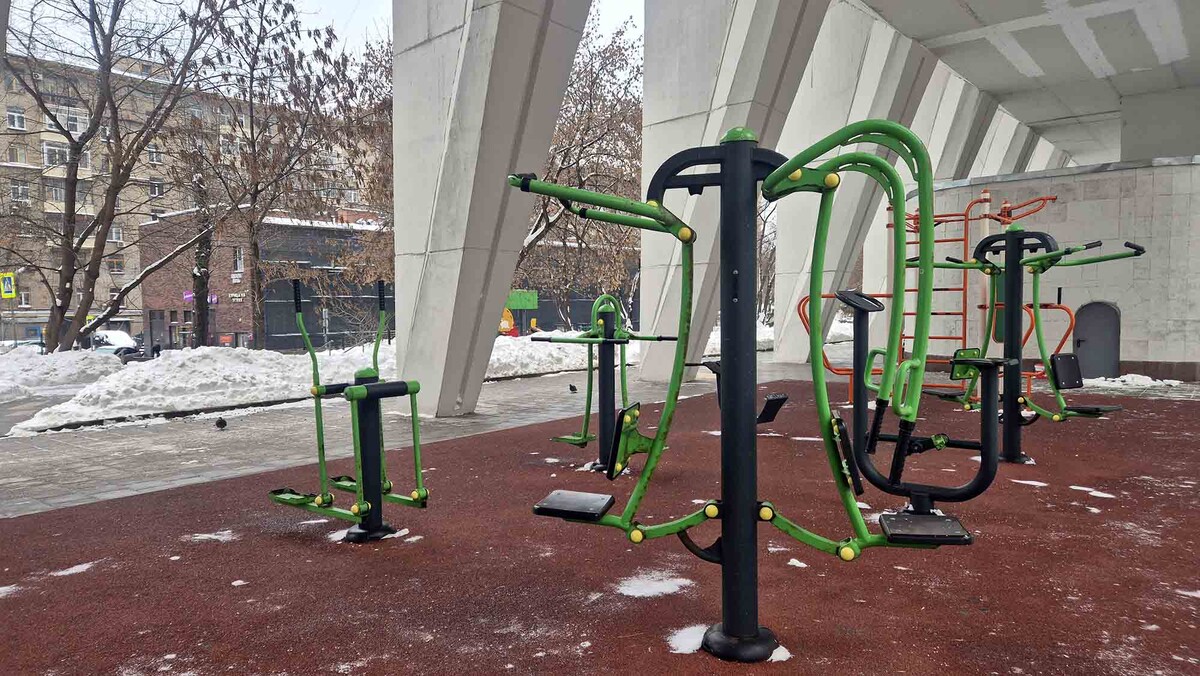 Под домом, между его железобетонными ногами располагаются спортивные площадки