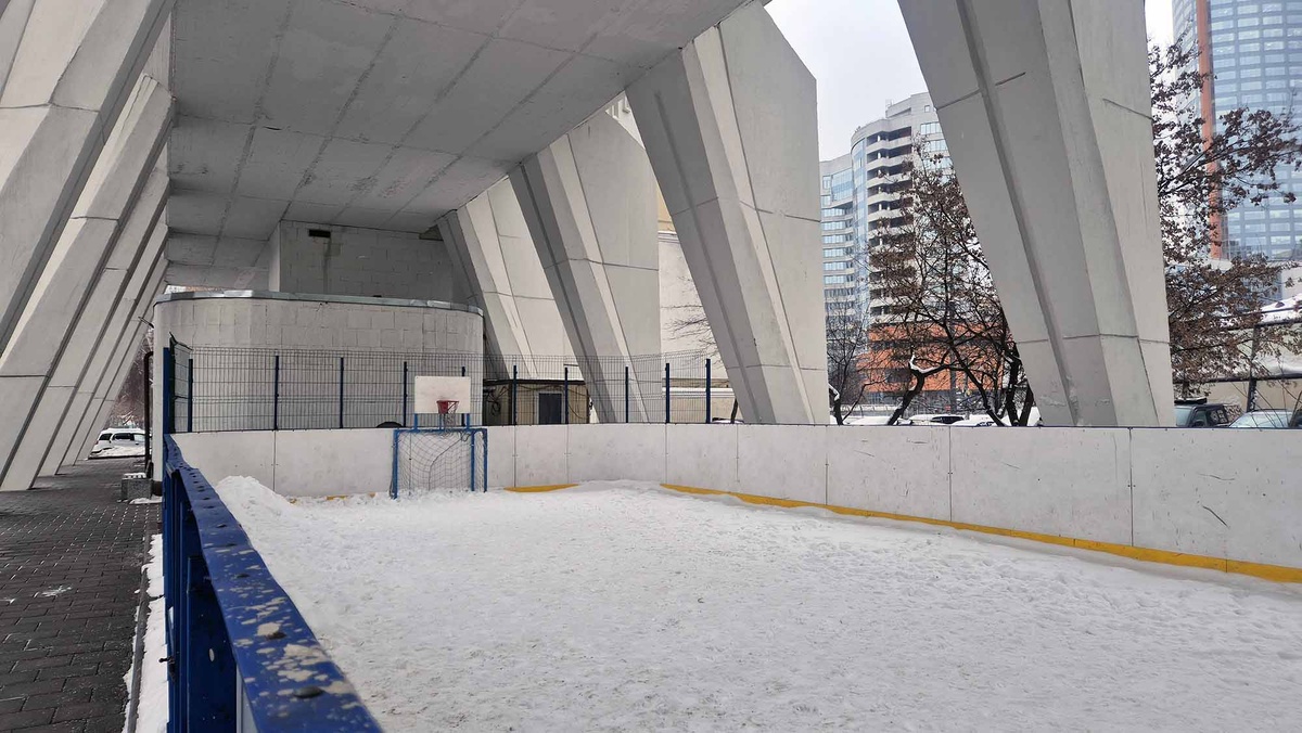 А также хоккейный корт. Правда лед здесь никто не залил