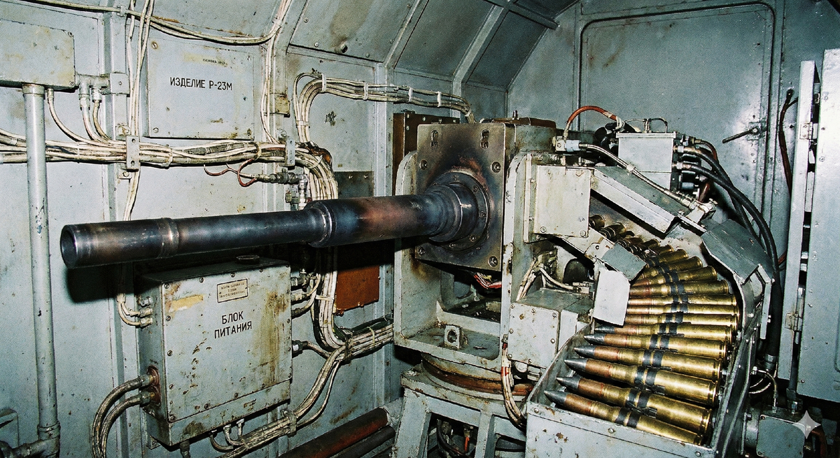 Детальное изображение космической пушки системы "Щит-1" (Р-23М), установленной на станции "Алмаз", с демонстрацией механизма подачи снарядов.