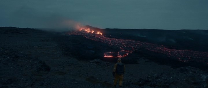 Кадр из фильма "Гренладия 2: Миграция" (2026). Вылазка Джона за пределы бункера.