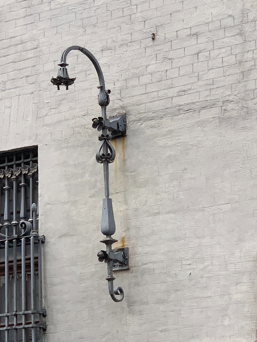 Фонарь на стене здания. Фото автора