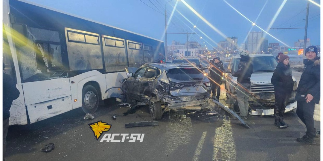 В массовой аварии на мосту в Новосибирске пострадало как минимум семь автомобилей