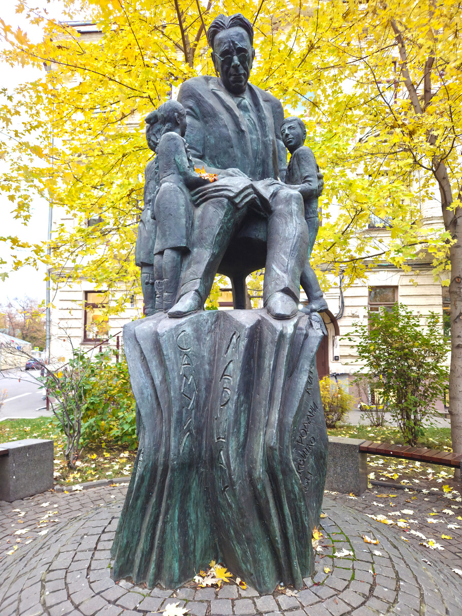 Памятник С.Я. Маршаку на Лялиной площади.