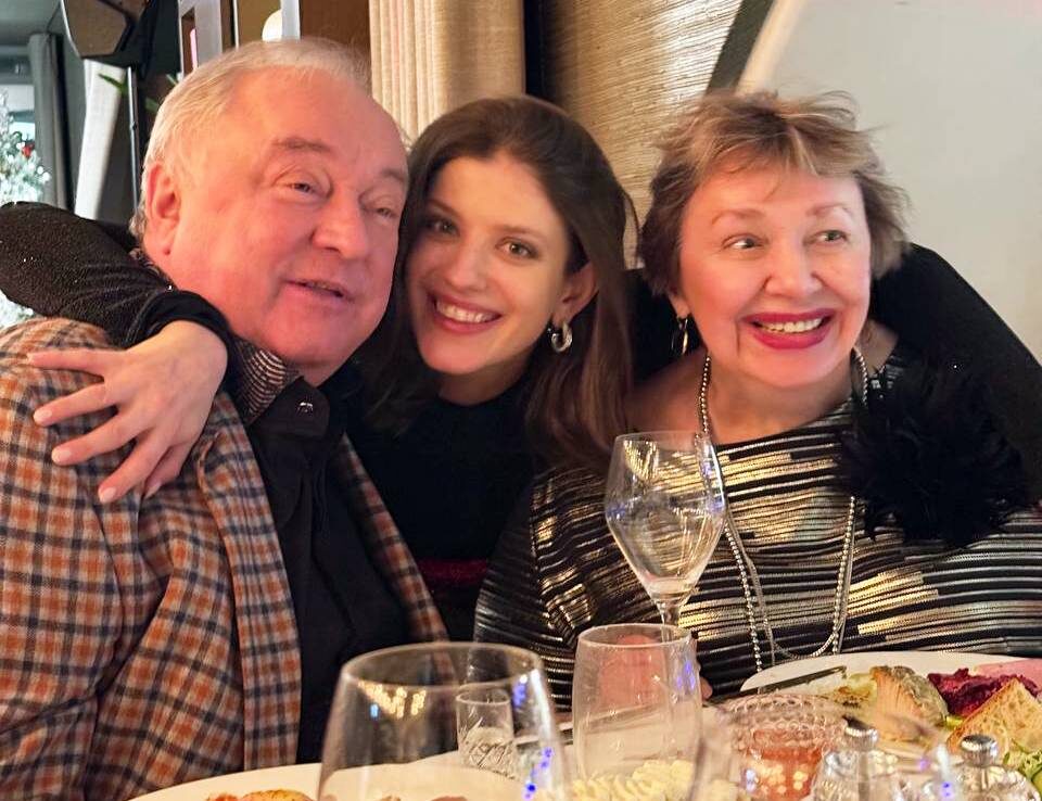    Анна Чиповская (в центре) с мамой и ее мужем. 4 января 2026 г.Соцсети Анны Чиповской