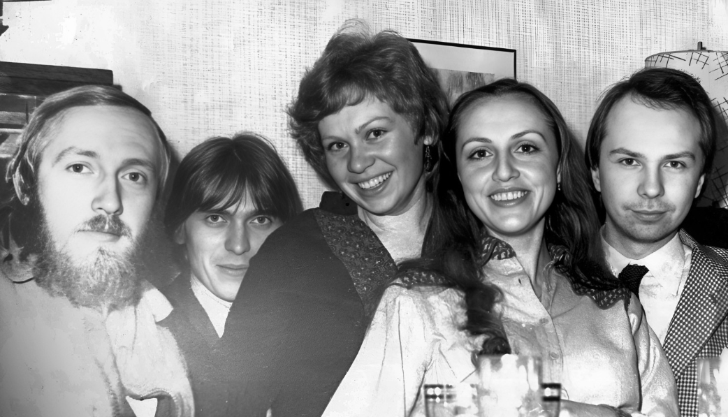 Слева - Александр Полуянов, сын Нины Агаповой