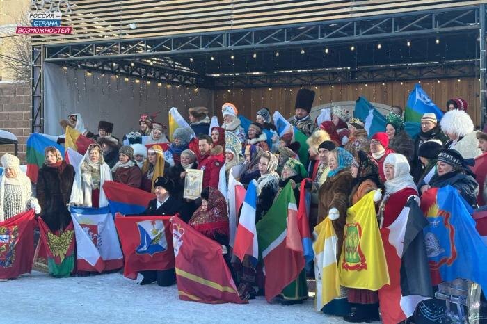 Представители 64 регионов России одновременно исполнили песню «Катюша» в Смоленске. Фото © Пресс-служба платформы «Россия – страна возможностей»