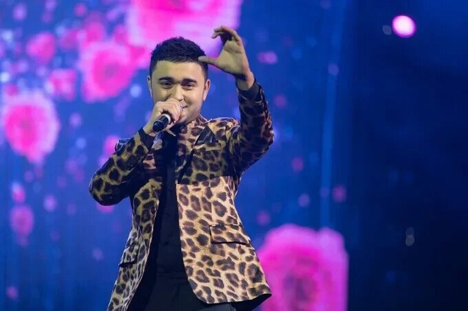   Шохруххон на сцене. Источник фото: официальный сайт Министерства культуры Узбекистана.