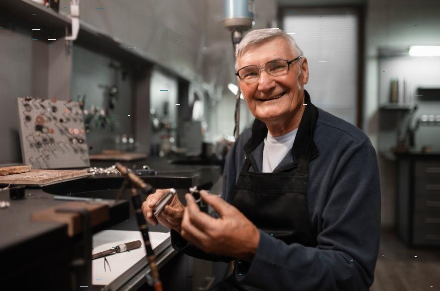 https://ru.freepik.com/free-photo/male-jeweler-working-shop_76544334.htm