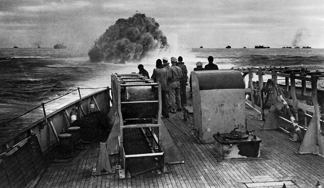 Фото: Underwood Archives/UIG Art and History/East News
Постоянные как на Балтике, так и на Черном море бомбежки и позже артиллерийские обстрелы делали работу очень напряженной