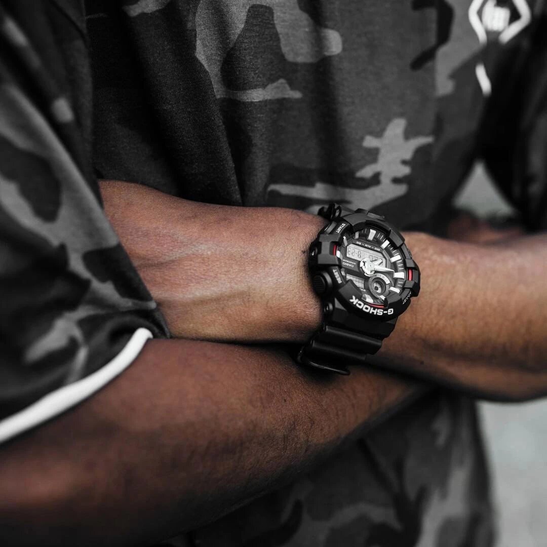 Модель привлекает внимание и добавляет образу сосредоточенности и жесткости 