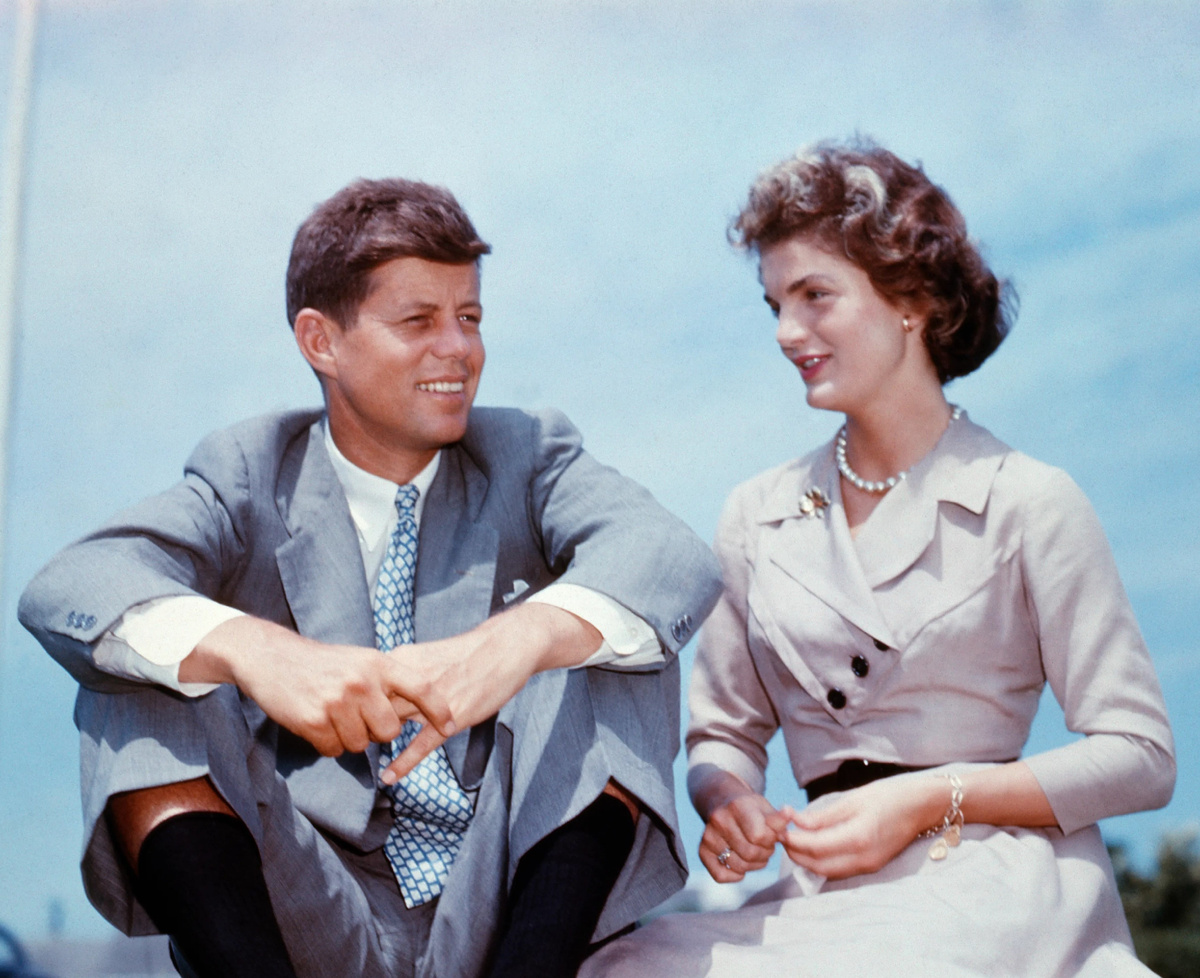 Джон Ф. Кеннеди и Жаклин Бувье. Резиденция Кеннеди в Хайаннис-Порт, штат Массачусетс, 27.06.1953.