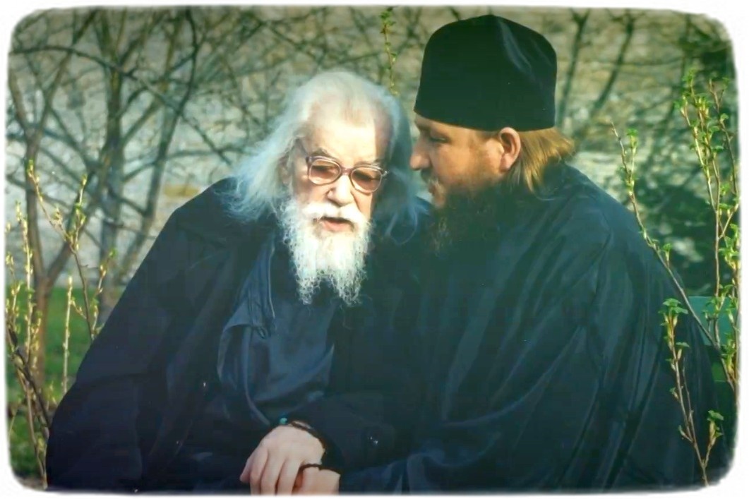 Старец даёт духовное наставление