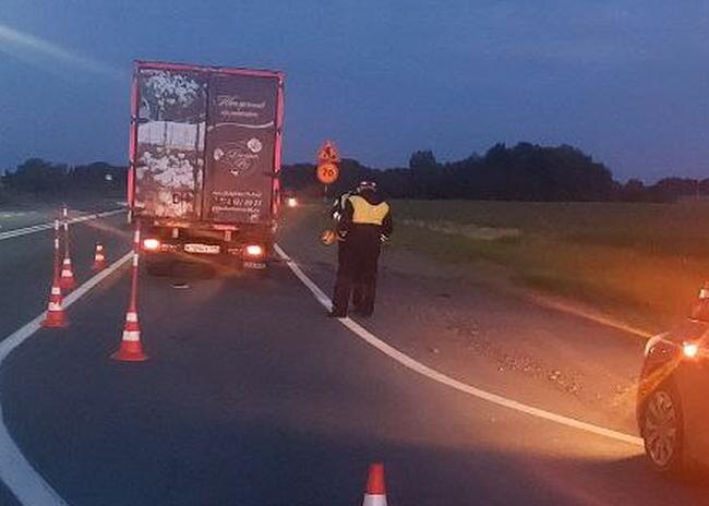 На 101-м км «олимпийки» водитель заметил в своей полосе движения в ближнем свете фар силуэт человека, стоящего на коленях на проезжей части лицом к автомобилю (фото носит изобразительный характер)
