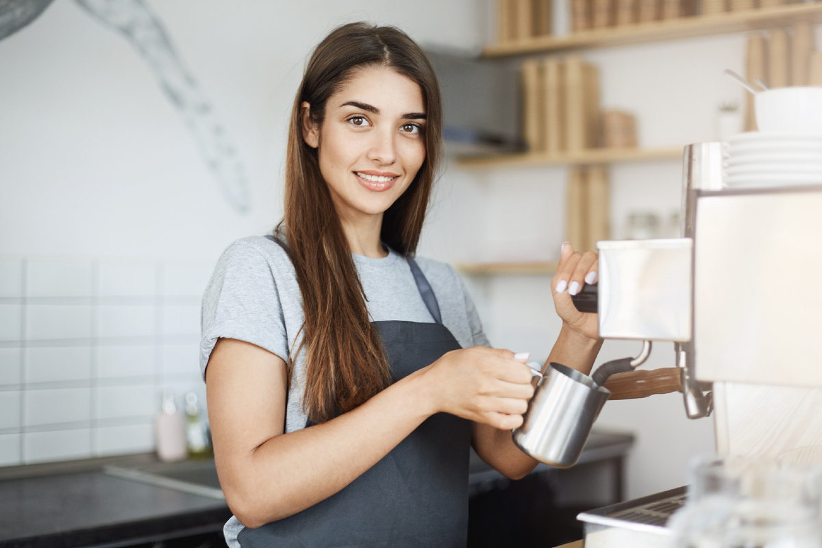 <a href="https://ru.freepik.com/free-photo/experienced-lady-barista-skimming-milk-jug-looking-camera-smiling_13846138.htm">Изображение от lookstudio на Freepik</a>