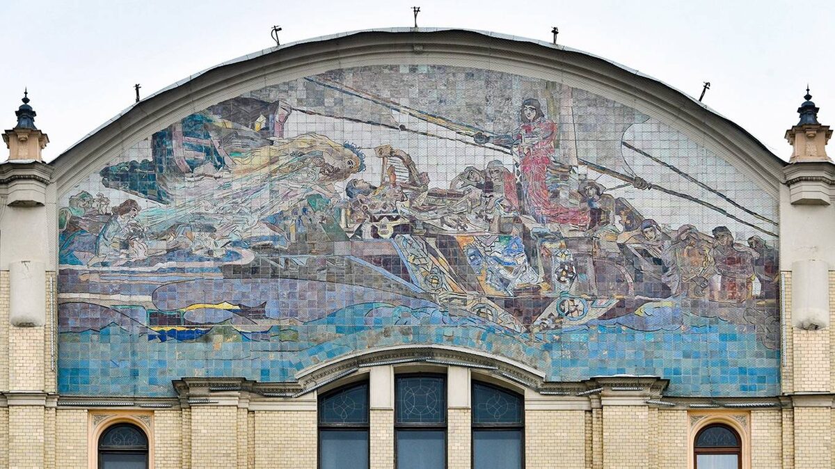 Панно Михаила Врубеля «Принцесса Греза» на фасаде отеля «Метрополь».