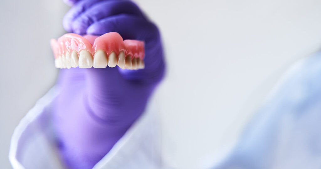 Как сделать съемный протез удобнее: практические советы при частичном и полном отсутствии зубов
