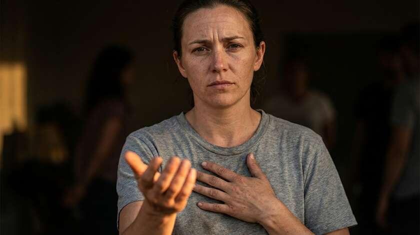 Одна рука готова помочь миру, другая защищает себя. Где проходит грань между добротой и тем, что съедает вас изнутри?