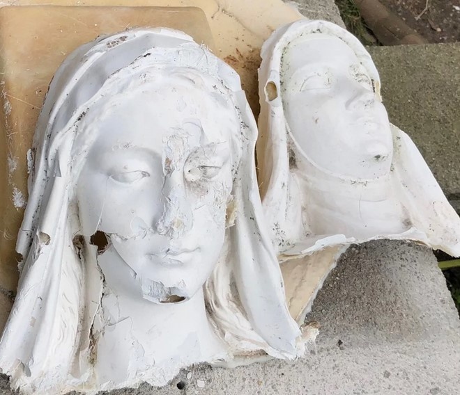 Разрушение гипсовых скульптур на улице