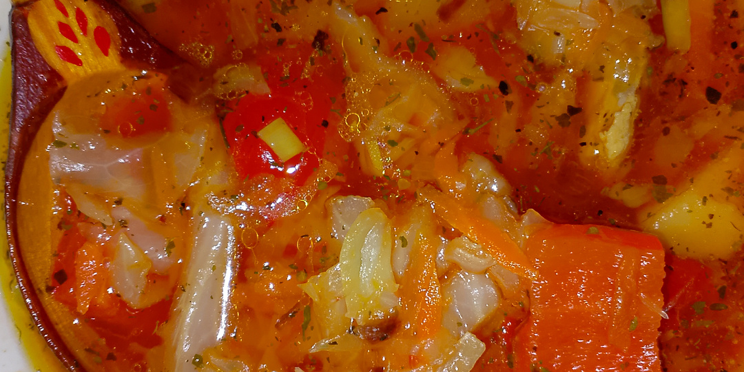 Щи всегда бывают разные: зелёные, белые, красные...