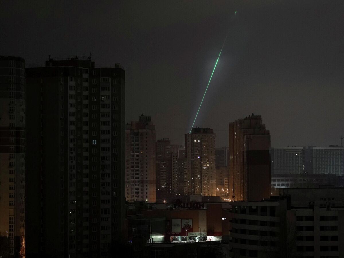    ВСУ используют прожектор для поиска беспилотников в небе над Киевом. 24 января 2026 | © REUTERS / Vladyslav Sodel