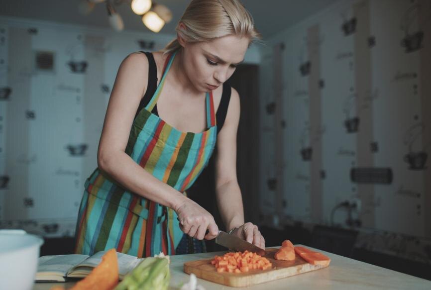 https://ru.freepik.com/free-photo/young-woman-cutting-vegetables_6526036.htm
