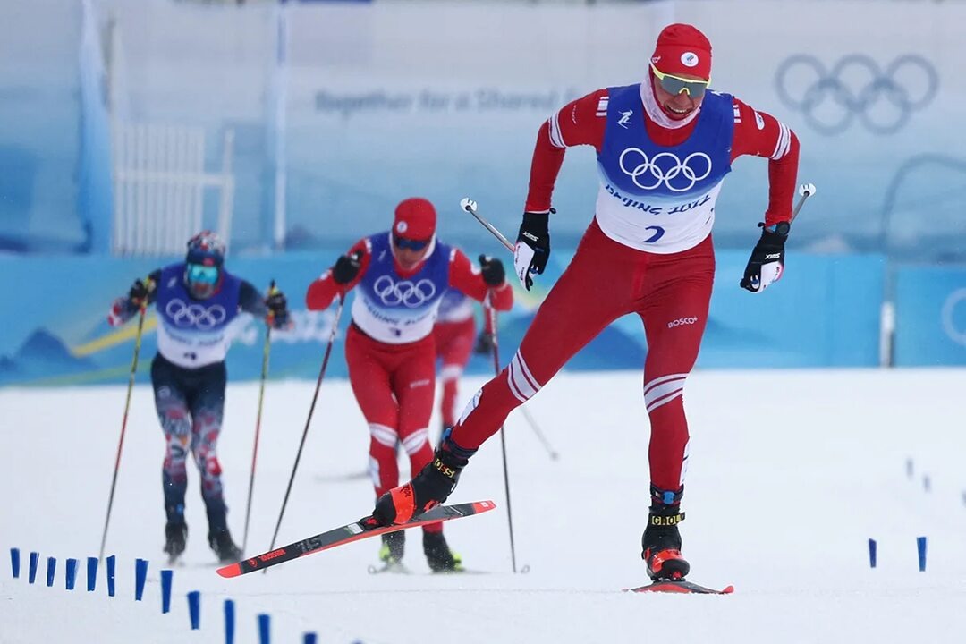 Большунов бежит к своей второй личной медали ОИ-2022