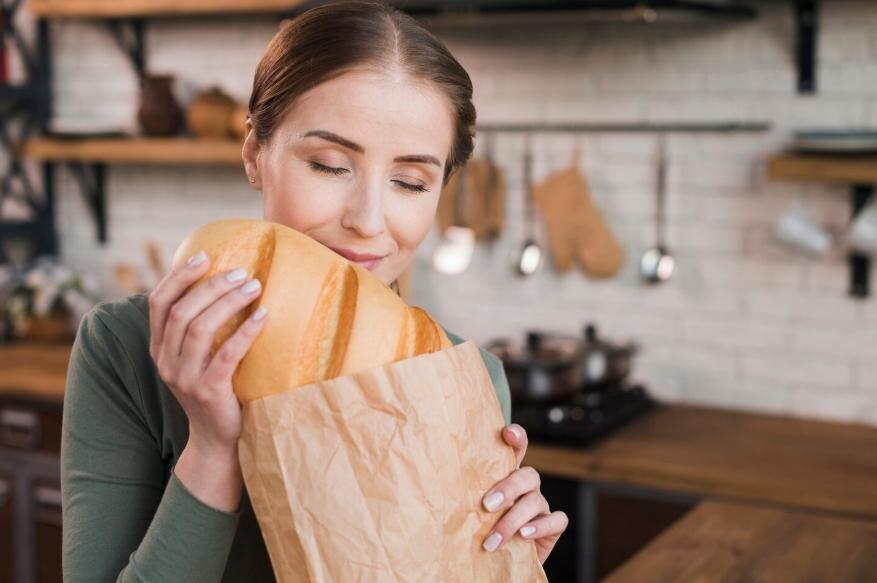 https://ru.freepik.com/free-photo/portrait-young-woman-proud-fresh-bread_7026595.htm