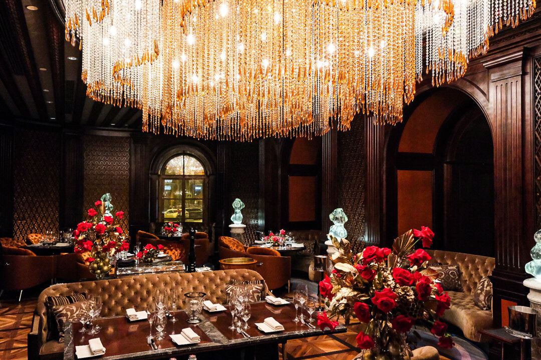    Four Seasons Lion Palace St. Petersburg Каждая гастрономическая локация «Дома со львами» подготовила свой сценарий для влюбленных. В Percorso — гала-ужин под оперные арии в исполнении солистов Мариинского театра Игоря Кроля и Натальи Величко, а также струнного дуэта. Азиатский Sintoho дополнит своё регулярное меню блюдами с романтическим вайбом: японские устрицы, мурманский лосось татаки, опаленный ролл с манго и крабом или десерт «Баваруаз» на основе японского шоколада и каламанси. Всем гостям ресторана будут дарить шоколадные подарки. В «Чайной Гостиной» проведут особую чайную церемонию. Бокалы шампанского и закуски (от блинов с красной икрой до тарталетки с козьим сыром и фуа-гра) можно дополнить устрицами «Жилардо» на лепестках роз. Вознесенский, 1   Фото: Архивы пресс-служб