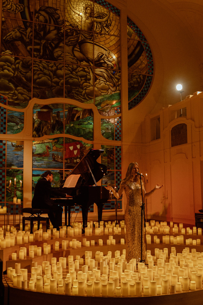    «Гранд Отель Европа» Отель, отметивший свое 150-летие, предлагает встретить День всех влюбленных в обновленном ресторане «Европа». Здесь пройдет музыкальный ужин при свечах «Джаз. Все о любви». Вокал, фортепиано и саксофон наполнят исторический зал звуками золотой классики: Let’s Fall in Love Фрэнка Синатры, L.O.V.E. Нэта Кинга Коула, Don’t Mean a Thing Дюка Эллингтона, All the Things You Are Эллы Фицджеральд. Будет и сет-меню! Спойлер: идем на черную треску с голубцом из лангустина и подкопченное филе говядины с картофельно-сельдереевым мильфеем.  Михайловская ул., 1/7 Фото: Архивы пресс-служб