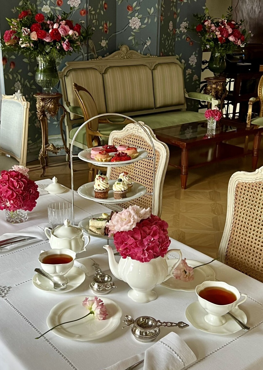    «Гранд Отель Мойка 22» Команда отеля на Мойке решила два раза не вставать и подготовила спецпакет сразу к 14 и 23 февраля, а также к 8 марта. Он включает две ночи проживания в отеле в номере Grand Deluxe и выше, букет из 15 красных роз, бутылку шампанского в номер, авторский торт-валентинку с розами, скидку на услуги оздоровительного центра и рестораны отеля (в чайной гостиной, к примеру, будет особая коллекция пирожных для церемонии), ранний заезд с 11:00 или поздний выезд до 15:00. наб. реки Мойки, 22 Фото: Архивы пресс-служб