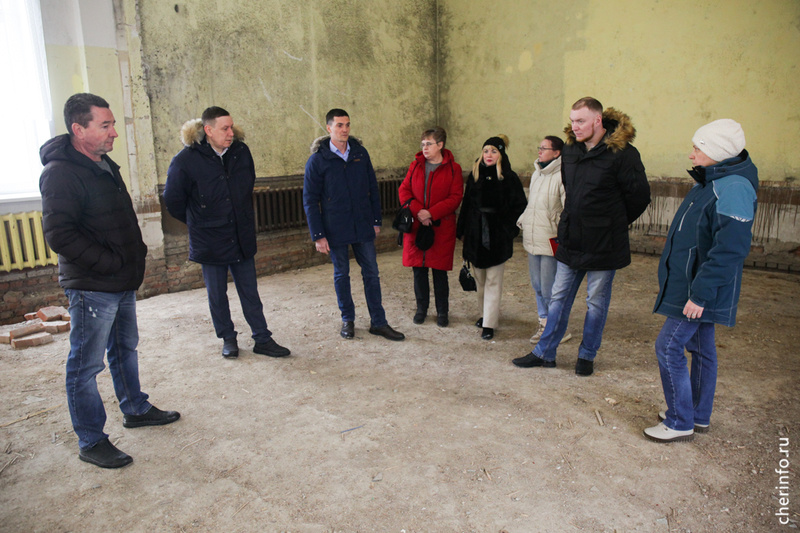    Подрядчик приступил к реконструкции здания в конце января. По словам строителей, работы идут по графику.